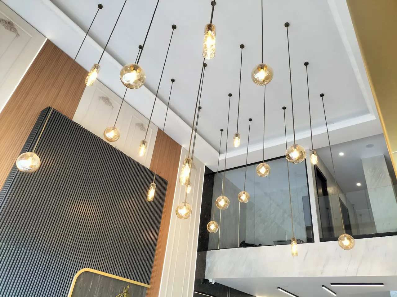 Интерьер Elona Salon от Elegant Craft: чёрный мрамор, ореховые ламели и стеклянные подвесы