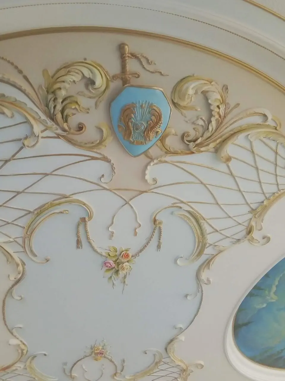 Рокайльные завитки и расписной картуш