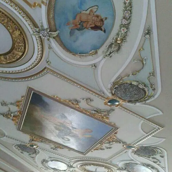 Расписные овалы в золочёной лепнине